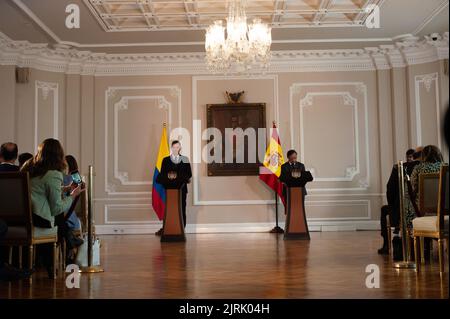 Le président du gouvernement espagnol Pedro Sanchez (à gauche) et le président colombien Gustavo Petro (à droite) s'expriment lors de la visite officielle de Pedro Sanchez, président du gouvernement espagnol en Colombie, à Bogota, en Colombie, sur 24 août 2022. Sanchez a proposé l'Espagne comme pays de négociation pour le processus de paix avec la guérilla ELN. Photo de: CHEPA Beltran/long Visual Press Banque D'Images