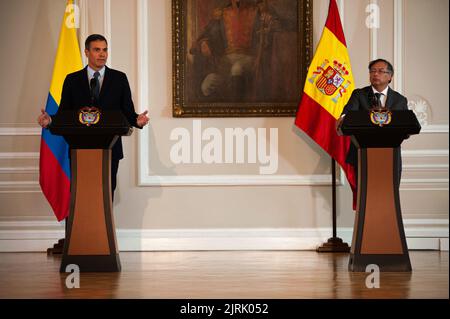 Le président du gouvernement espagnol Pedro Sanchez (à gauche) et le président colombien Gustavo Petro (à droite) s'expriment lors de la visite officielle de Pedro Sanchez, président du gouvernement espagnol en Colombie, à Bogota, en Colombie, sur 24 août 2022. Sanchez a proposé l'Espagne comme pays de négociation pour le processus de paix avec la guérilla ELN. Photo de: CHEPA Beltran/long Visual Press Banque D'Images