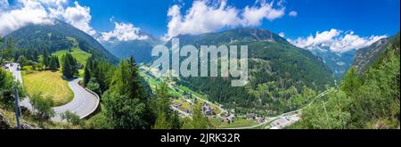 Paysages étonnants au col du Grand Saint Bernard, frontières de l'Italie, de la France, de la Suisse. Banque D'Images