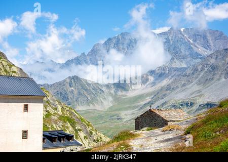 Paysages étonnants au col du Grand Saint Bernard, frontières de l'Italie, de la France, de la Suisse. Banque D'Images