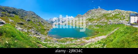 Paysages étonnants au col du Grand Saint Bernard, frontières de l'Italie, de la France, de la Suisse. Banque D'Images