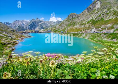 Paysages étonnants au col du Grand Saint Bernard, frontières de l'Italie, de la France, de la Suisse. Banque D'Images