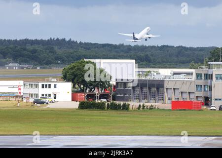 Hambourg, Allemagne. 07th juillet 2022. Aéroport de Hambourg : un avion de la compagnie aérienne Lufthansa prend son envol. Crédit : Bodo Marks/dpa/Bodo Marks/dpa/Alay Live News Banque D'Images