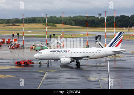 Hambourg, Allemagne. 07th juillet 2022. Aéroport de Hambourg : un avion Air France est stationné sur le tablier. Crédit : Bodo Marks/dpa/Bodo Marks/dpa/Alay Live News Banque D'Images