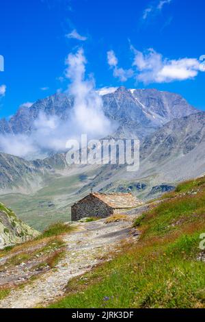 Paysages étonnants au col du Grand Saint Bernard, frontières de l'Italie, de la France, de la Suisse. Banque D'Images