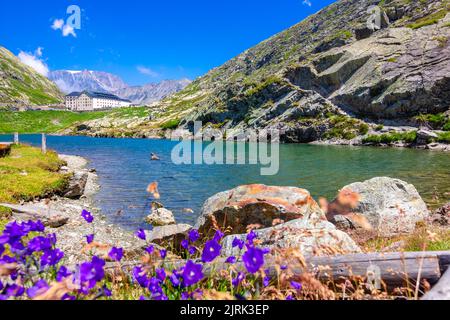 Paysages étonnants au col du Grand Saint Bernard, frontières de l'Italie, de la France, de la Suisse. Banque D'Images