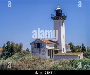 Le phare de la Gacholle, construit en 1882, se trouve le long des chemins côtiers de la réserve de la Camargue près d'Arles, en France. Banque D'Images