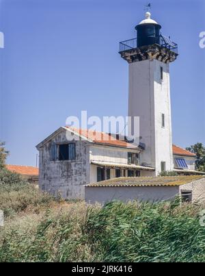 Le phare de la Gacholle, construit en 1882, se trouve le long des chemins côtiers de la réserve de la Camargue près d'Arles, en France. Banque D'Images