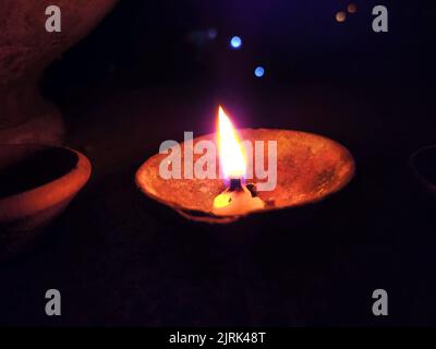 L'argile traditionnelles lampes diya allumé pendant la fête du Diwali Banque D'Images