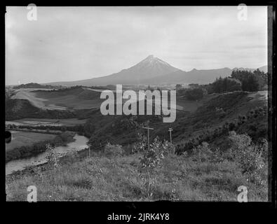 Vue sur le mont Egmont depuis la propriété Mathews, Taranaki, 1940s, Taranaki, par J.W. Chapman-Taylor. Banque D'Images