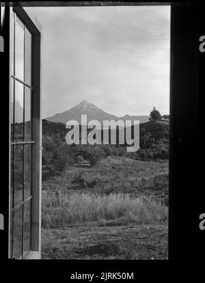 Vue sur le mont Egmont depuis la propriété Mathews, 1940s, Nouvelle-Zélande, par J.W. Chapman-Taylor. Banque D'Images