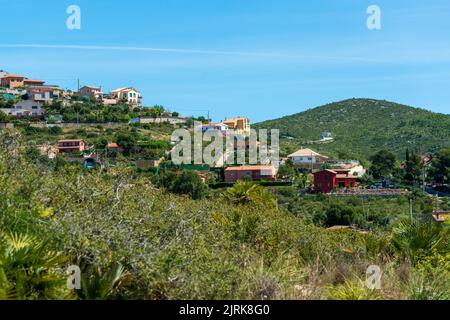 Vue sur un village dans la montagne avec un ciel bleu en arrière-plan Banque D'Images