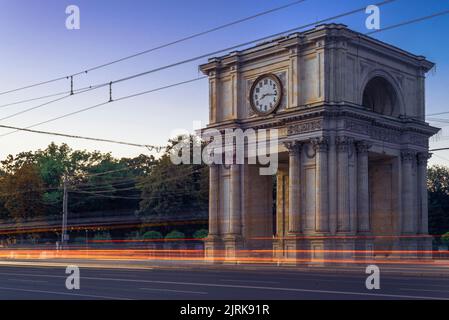 CHISINAU, MOLDOVA - 20 août 2022: Arche triomphale coucher de soleil belle lumière monument national victoire place centrale européenne ville longue exposition Banque D'Images