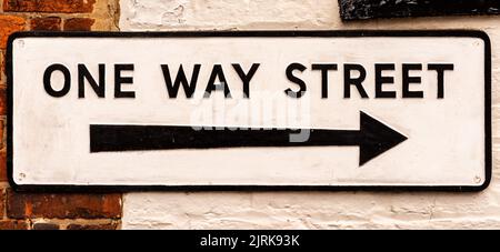 Un panneau de rue moderne à sens unique sur un mur montrant la direction de gauche à droite Banque D'Images