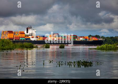 Paysage du canal de Panama avec le navire à conteneurs NYK Remus en transit par le canal de Panama vers le côté des Caraïbes, République de Panama. Banque D'Images