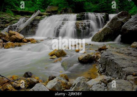 Une vue à couper le souffle de la cascade de Lastiver en Arménie, longue exposition Banque D'Images