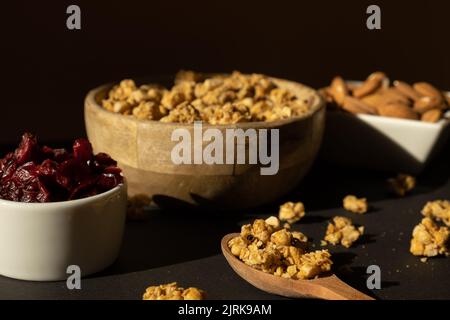 Granola maison aux noix et aux graines. En-cas santé au petit déjeuner. Granola, muesli maison à base de flocons d'avoine, raisins secs, miel, canneberges, lin, amande, macadamia, noix de cajou, fraîchement cuite Banque D'Images