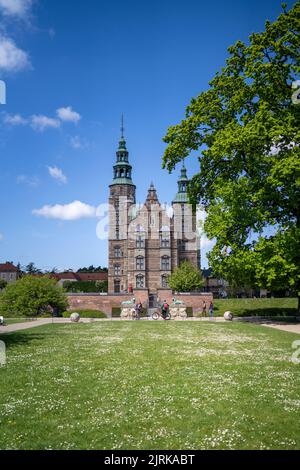 Château royal de Rosenborg dans le jardin des Rois florissant pendant l'été Banque D'Images