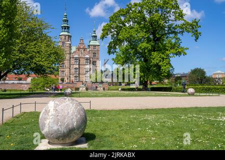 Château royal de Rosenborg dans le jardin des Rois florissant pendant l'été Banque D'Images