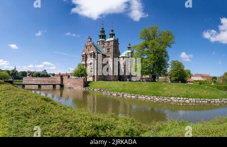 Château royal de Rosenborg dans le jardin des Rois florissant pendant l'été Banque D'Images