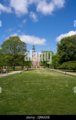 Château royal de Rosenborg dans le jardin des Rois florissant pendant l'été Banque D'Images