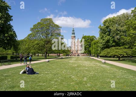 Château royal de Rosenborg dans le jardin des Rois florissant pendant l'été Banque D'Images