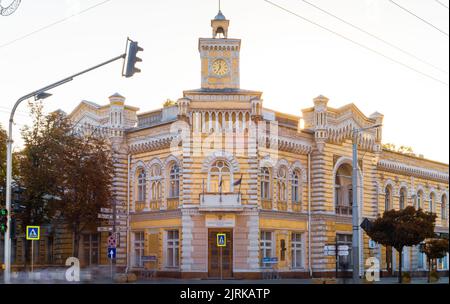 CHISINAU, MOLDOVA - 20 août 2022: Hôtel de ville et d'orgue longue exposition sSunset rénovation beau monument architectural Banque D'Images