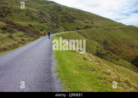 Pèlerins sur Camino de Santiago dans les Pyrénées, France. Des touristes inconnus qui marchent sur la route. Roulez sur Saint James Way. Concept de pèlerinage. Banque D'Images