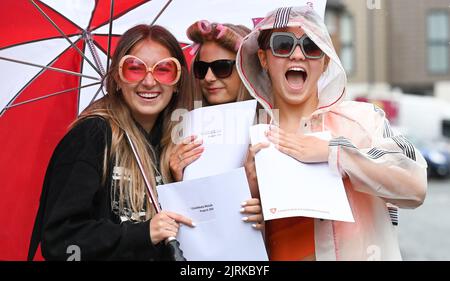 Lewes UK 25th août 2022 - les étudiants sont ravis d'avoir obtenu leurs résultats GCSE de la Lewes Old Grammar School dans East Sussex aujourd'hui avant de se rendre au festival de musique Reading. : Crédit Simon Dack / Vervate / Alamy Live News Banque D'Images