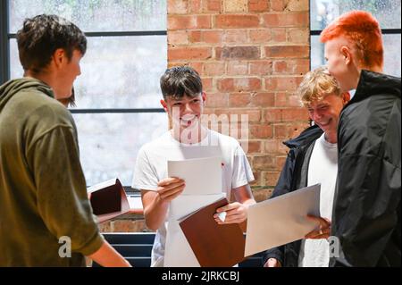 Lewes UK 25th août 2022 - les élèves sont ravis d'ouvrir aujourd'hui leurs résultats GCSE de l'école de grammaire de Lewes Old dans East Sussex . : Crédit Simon Dack / Vervate / Alamy Live News Banque D'Images