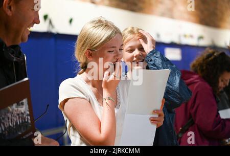 Lewes UK 25th août 2022 - Une élève montre son bonheur lorsqu'elle ouvre aujourd'hui ses résultats GCSE à la Lewes Old Grammar School, dans l'est du Sussex . : Crédit Simon Dack / Vervate / Alamy Live News Banque D'Images