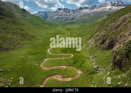 D'au-dessus de la vallée verdoyante avec des sentiers sinueux entre les pentes de montagne situé contre les falaises rocheuses rugueuses dans la nature de l'Espagne dans les Pyrénées Banque D'Images