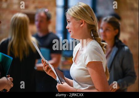 Lewes UK 25th août 2022 - Une élève montre son bonheur lorsqu'elle ouvre aujourd'hui ses résultats GCSE à la Lewes Old Grammar School, dans l'est du Sussex . : Crédit Simon Dack / Vervate / Alamy Live News Banque D'Images