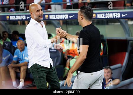 Barcelone, Espagne. 24th août 2022. Xavi Hernandez, entraîneur en chef de Barcelone, à droite, accueille l'entraîneur en chef de Manchester City PEP Guardiola avant un match de football amical entre Barcelone et Manchester City au stade Camp Nou à Barcelone, Espagne, le mercredi 24 août 2022 crédit: CORDON PRESS/Alay Live News Banque D'Images