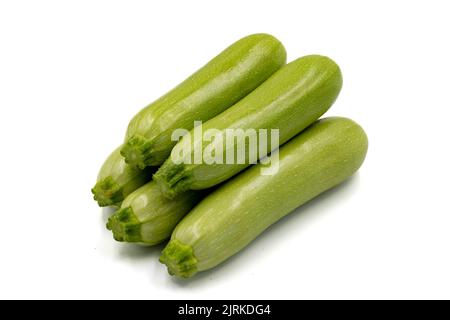 Courgettes bio. Citrouille fraîche isolée sur fond blanc. Légumes, nourriture végétalienne saine. Gros plan Banque D'Images