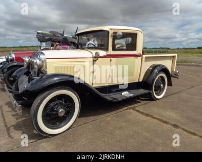 Moron, Argentine - 26 mars 2022 - Old cream Ford Model Un utilitaire utilitaire de pick-up utilitaire cargo vers 1930. Vue latérale. Salon automobile classique 2022 de CADEAA. Banque D'Images