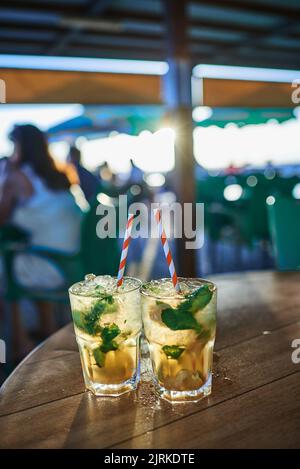 Des verres de savoureuses boissons rafraîchissantes avec des tranches de citron et des feuilles de menthe fraîche sur des glaçons à la cafétéria de Fuerteventura Espagne Banque D'Images