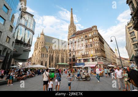 Vienne, Autriche - 11 août 2022: Stephansdom, la cathédrale de Vienne s'élevant au-dessus du centre-ville de Vienne et la place principale de la ville Stephansplatz avec toujours bus Banque D'Images