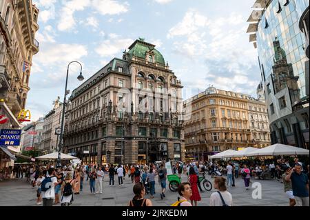 Vienne, Autriche - 11 août 2022: Le centre de Vienne et la place principale de la ville Stephansplatz avec toujours des rues animées de touristes dans celui de la Banque D'Images