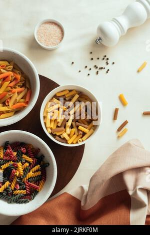 De ci-dessus différents types de pastes dans des bols sur la table avec des épices Banque D'Images