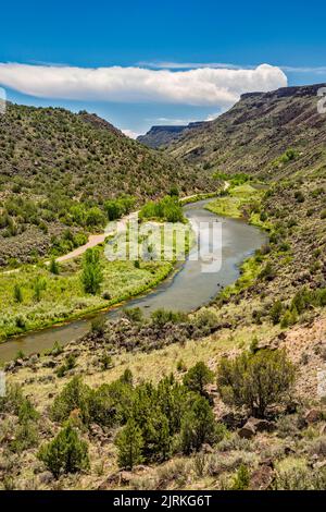 Gorge de Rio Grande, kayaks et radeaux en dist, de la route 567, escalade du plateau de Taos, zone de jonction de Taos, monument national de Rio Grande del Norte, Nouveau-Mexique Banque D'Images