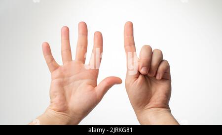 Geste des mains des hommes comptant sur les doigts six côté palmaire Banque D'Images