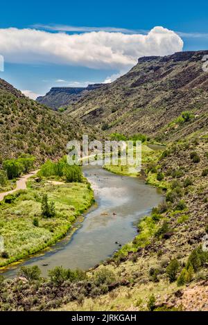 Gorge de Rio Grande, kayaks et radeaux en dist, de la route 567, escalade du plateau de Taos, zone de jonction de Taos, monument national de Rio Grande del Norte, Nouveau-Mexique Banque D'Images