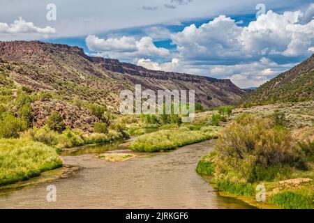 Rio Grande gorge, traversant le plateau de Taos dans la zone de jonction de Taos, zone de loisirs d'Orilla Verde, monument national de Rio Grande del Norte, Nouveau-Mexique Banque D'Images