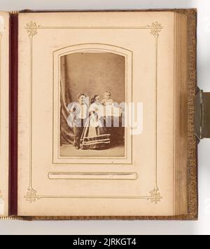 Lavinia Warren, Charles Sherwood Stratton (général Charles Tom Thumb) et enfant. Extrait de l'album: Album Geddes carte-de-visite, vers 1864-1875, Dunedin, de London Portrait Rooms (Dunedin). Banque D'Images