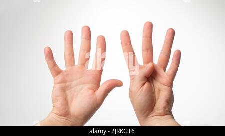 Geste des mains des hommes comptant sur les doigts neuf côté palmaire Banque D'Images