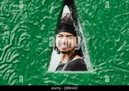Vue en forme de triangle du contenu afro-américain mâle avec une coiffure afro-américaine et une barbe regardant l'appareil photo Banque D'Images