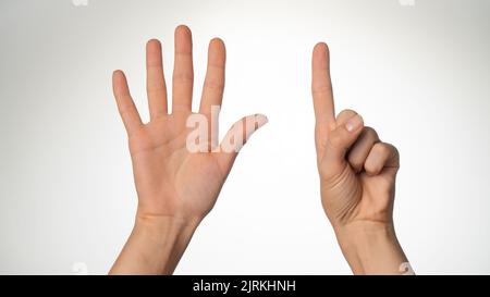 Geste des mains des femmes comptant sur les doigts six côté de la paume Banque D'Images