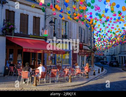 Café dans la rue française, ballons suspendus sur la vieille ville de Laon, France Banque D'Images