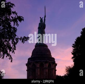 Monument Hermannsdenkmal au coucher du soleil, Detmold, Allemagne , Banque D'Images